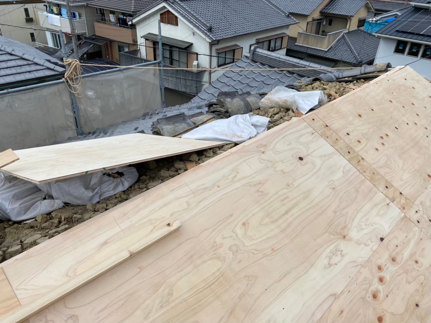 奈良市で瓦屋根リフォームで野地板の増し張り、屋根の強度上がります
